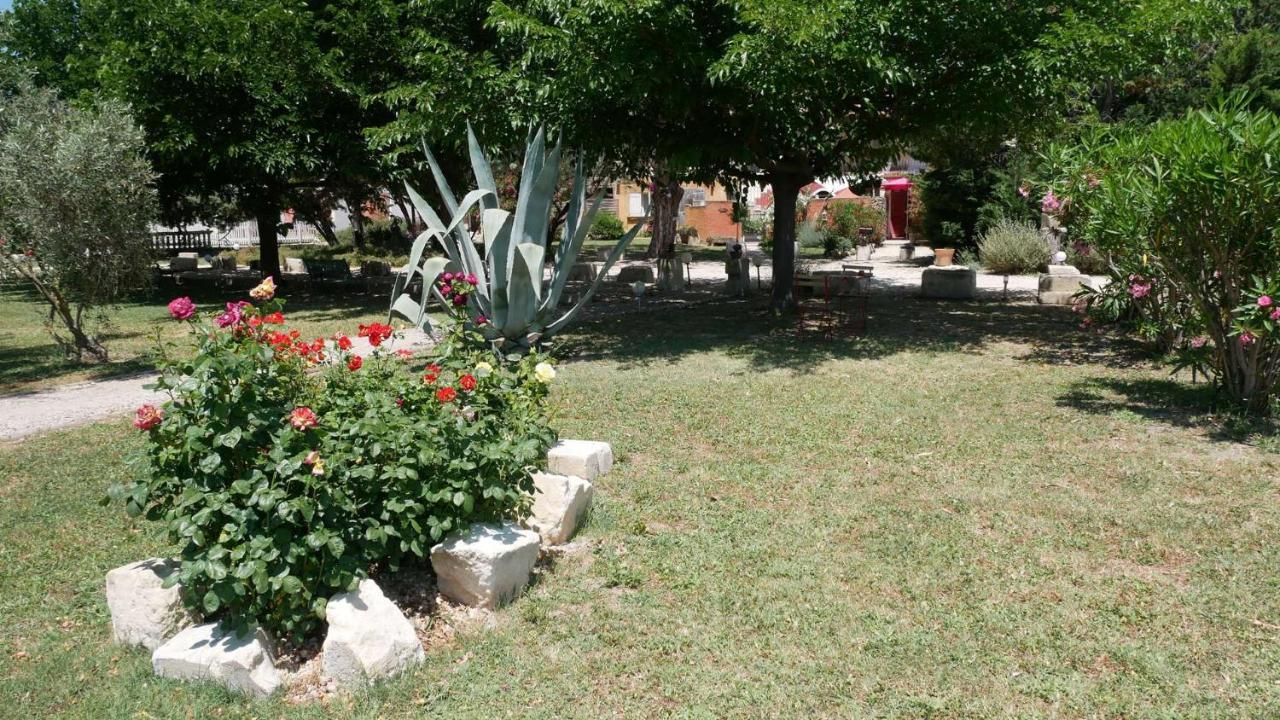 Mas Maurane - Le Bougainvillier Aux Portes D'Arles Apartamento Tarascon Exterior foto